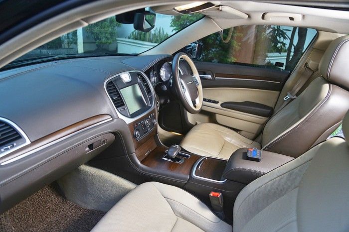 Chrysler 300C 2012 Daily Angkot VIP