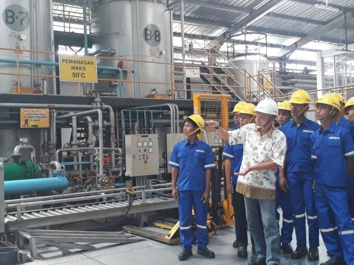 Peserta program Enduro Student Program (ESP) saat berkunjung ke pabrik pelumas Production Unit Cilacap (PUC)
