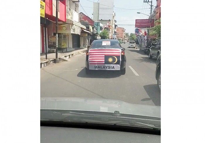 Tak Terima, Pria Ini Gunakan Mobil Sedannya Berkeliling Kota Solo Dengan Bendera Malaysia Terbalik