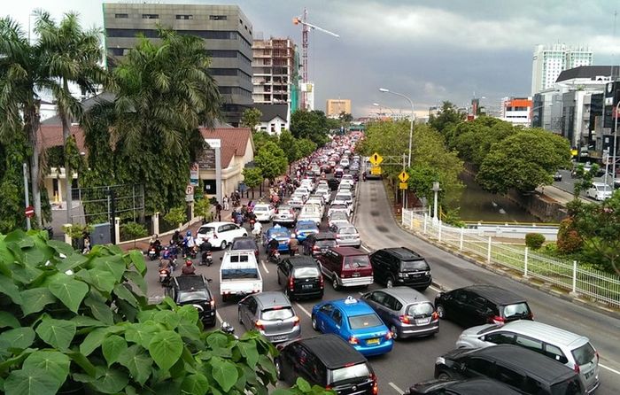 Kemacetan Jakarta dari jembatan penyeberangan Juanda.