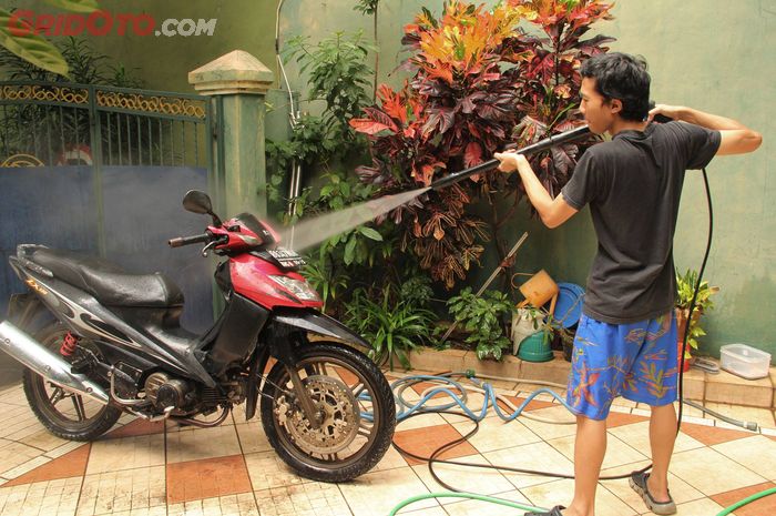 Tempat cuci motor sederhana di depan rumah