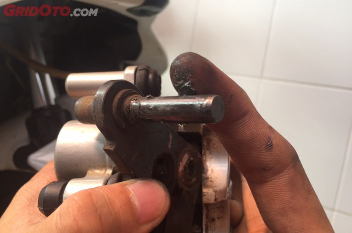 kampas rem yang rusak akibat air hujan