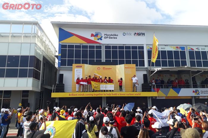mahasiswa Indonesia merayakan kemenangan dalam Shell Eco-marathon