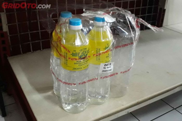 Bolehkah Menambah Aki Memakai Air Mineral? Ini Kata Produsen - GridOto.com