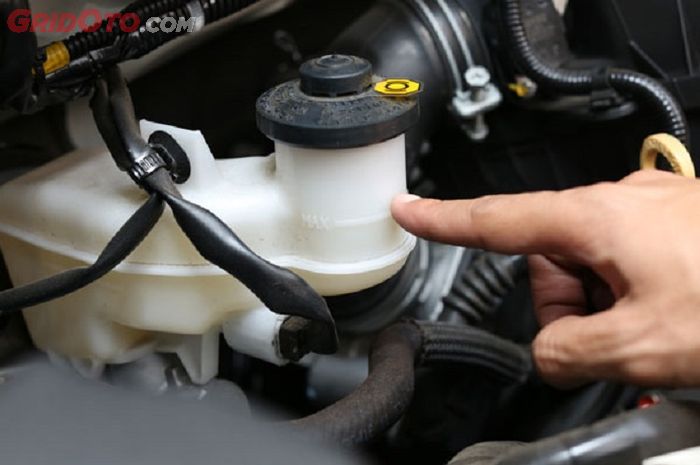 Jangan Sembarangan Ganti Spesifikasi Minyak Rem Mobil Ini Bahayanya Gridoto Com