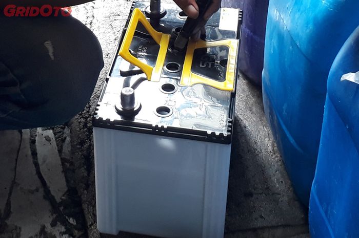 Kuras Air Aki Pakai Air Panas Apakah Dibenarkan? Ini Jawabannya