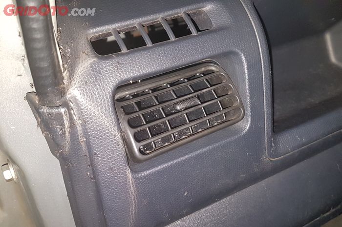 Cara Mengusir Gerombolan Semut Nakal Yang Ada Di Kabin Mobil Gridoto Com Cara Mengusir Gerombolan Semut Nakal Yang Ada Di Kabin Mobil Gridoto Com