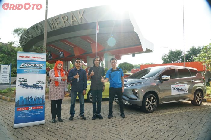 Indah Permanasari (kiri),  foto bareng Tim Ekspedisi Tol Trans Jawa 