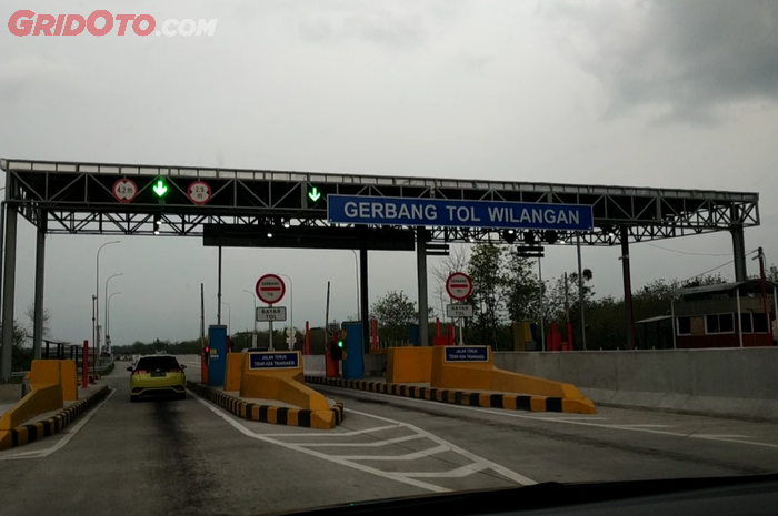 Gerbang tol Tol ruas Solo-Surabaya
