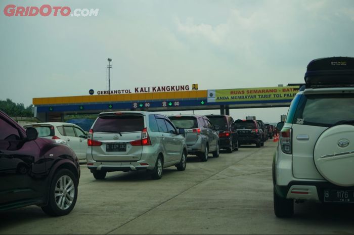 Antrian kendaraan di  Gerbang Tol Kali Kangkung, Sabtu (22/12/2018)