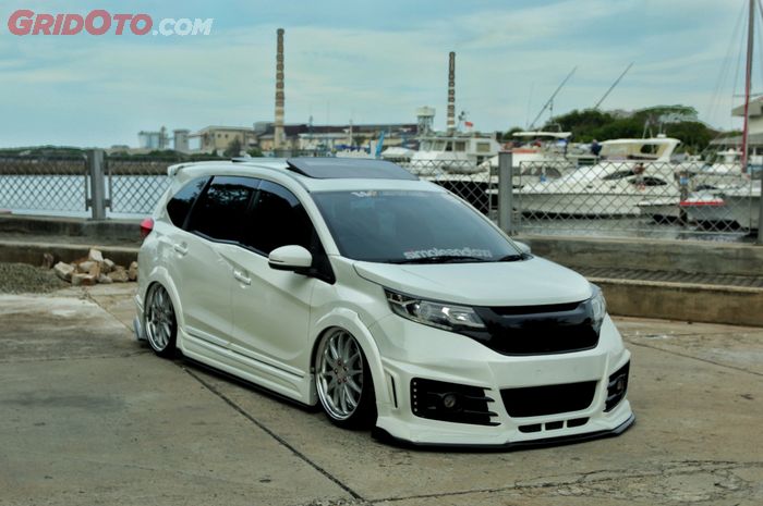 Elegan Berkelir Putih Honda Br V Pasang Airsus Dan Body Kit Custom Gridoto Com