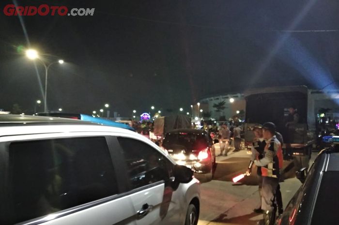 ramai kendaraan yang mendatangi stadion   Pakansari Cibinong Kab. Bogor, Jawa Barat untuk merayakan malam tahun baru 2019
