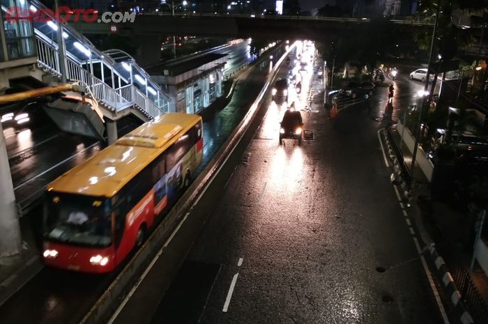 Terlihat bus TransJakarta tetap beroperasi di malam tahun baru 2019.