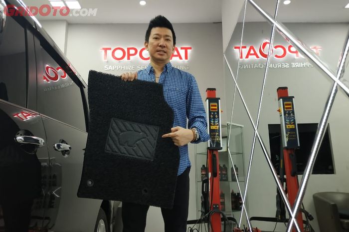 Christopher Sebastian, selaku Presiden Direktu Makko Group berpose bersama produk karpet mobil andal