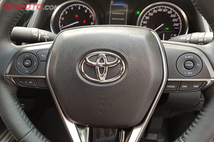 Fitur cruise control di Toyota Camry terbaru