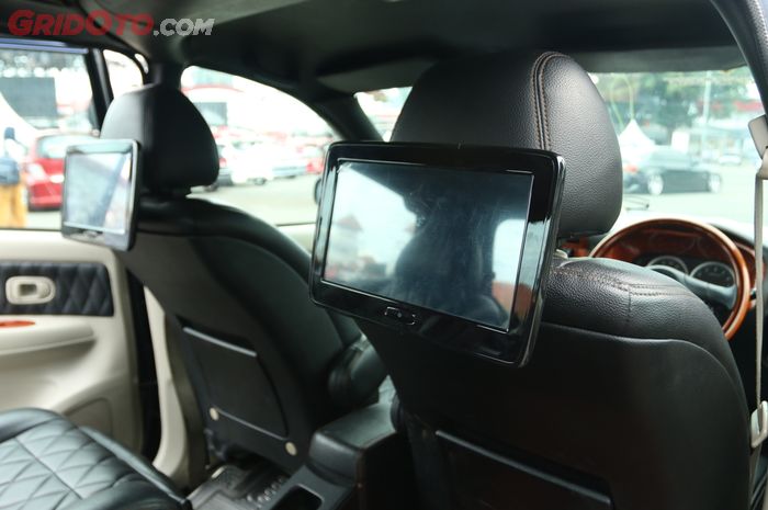 Headrest monitor di kabin baris kedua