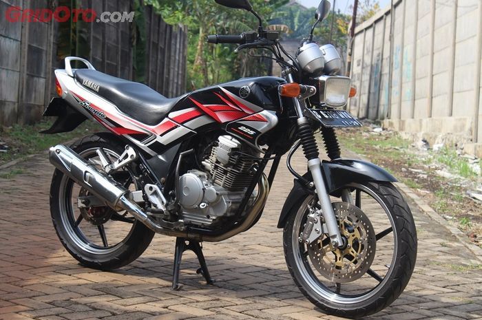 Yamaha Scorpio generasi awal dengan tangki kotak sering  dipanggil Steko