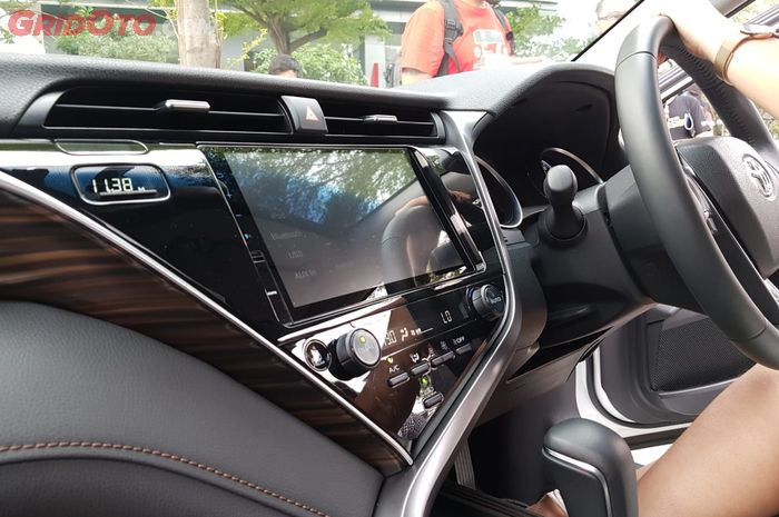 Head Unit Double Din dari AVX di Toyota All New Camry