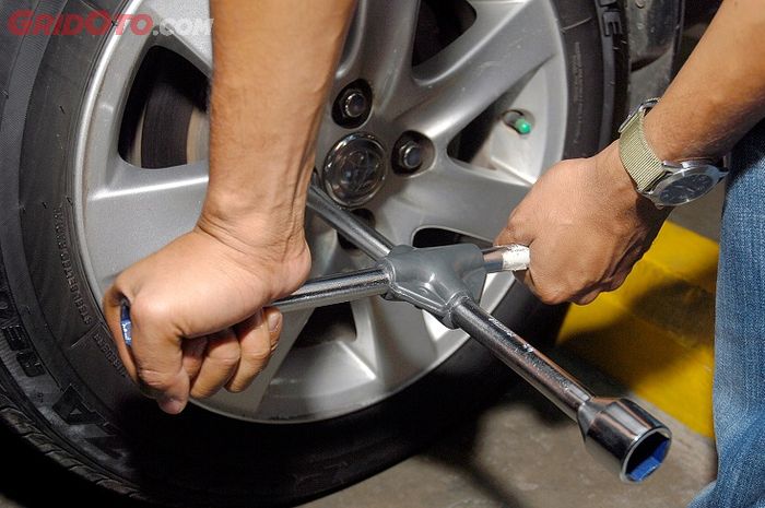 Tanpa kunci torsi, bagaimana cara kencangkan mur roda mobil yang tepat?