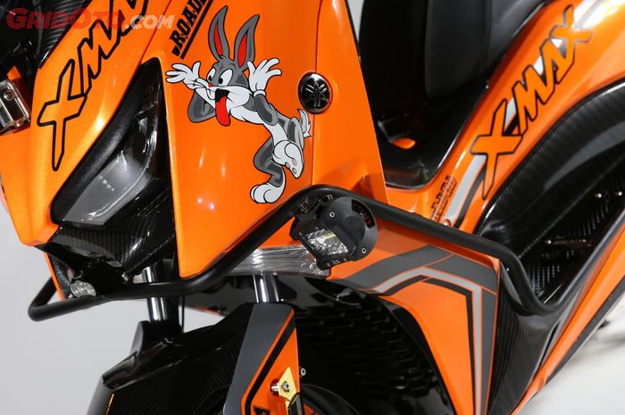 Tokoh Kartun Bugs Bunny di XMAX Best Touring Customaxi Denpasar