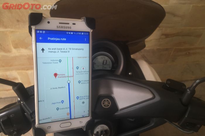 GPS dari HP yang ditambahkan pada motor sebagai bantuan penunjuk jalan