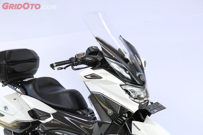 Yamaha NMAX Dengan Proyektor Lampu HR-V Ini Tampil Touring 