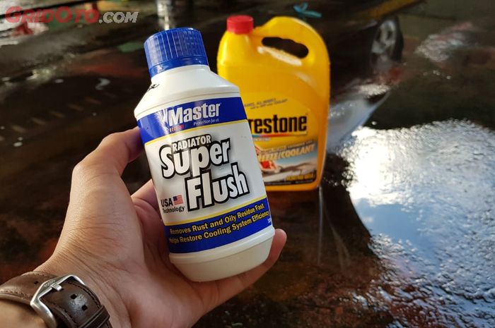 Ilustrasi flushing radiator mobil bekas
