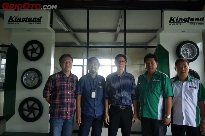 Redaksi GridOto.com mendapat sambutan dari Harris Muliawan dan tim dari Kingland saat berkunjung ke pabriknya yang terletak di kawasan Cikande, Banten