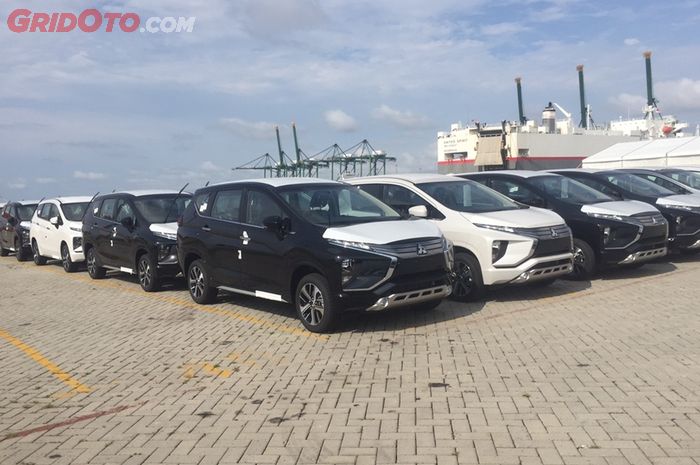 Mobil CBU yang sedang ditimbun di IPCC