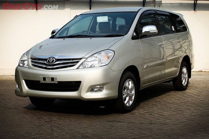 Ilustrasi. Harga ban baru mobil bekas Toyota Innova 2005, ternyata sangat terjangkau.