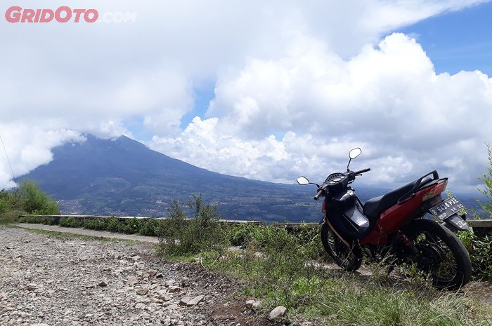 Naik gunung pakai motor ke Telomoyo