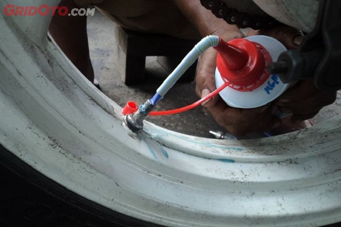 Ilustrasi ban motor pakai cairan anti bocor ternyata dapat merusak ban