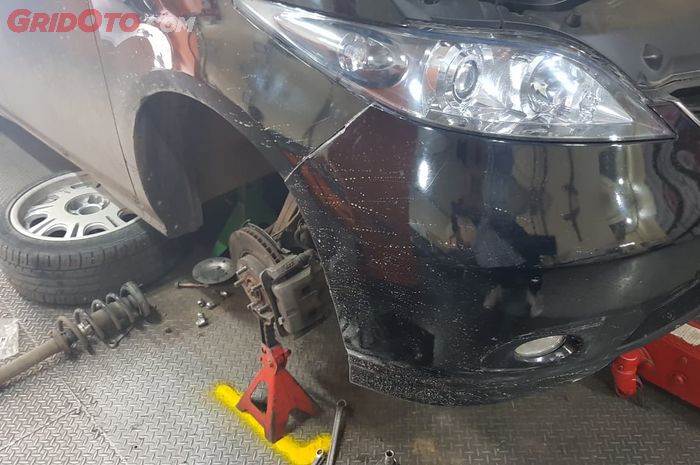 Salah satu mobil customer Sinar Mas Akhiong yang sedang diperbaiki.