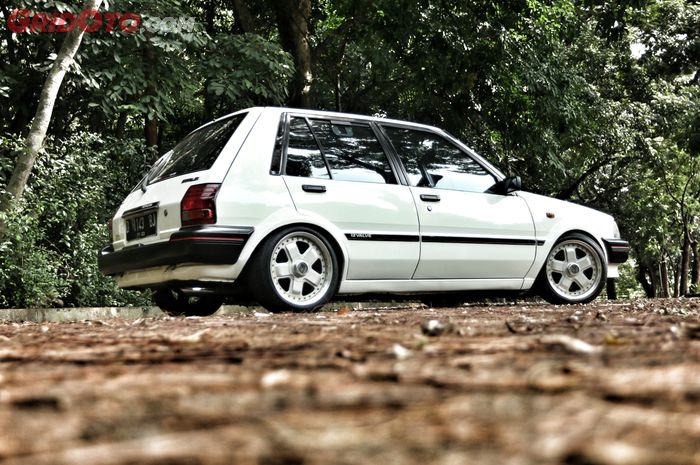 Toyota Starlet tampil simpel dengan gaya stance