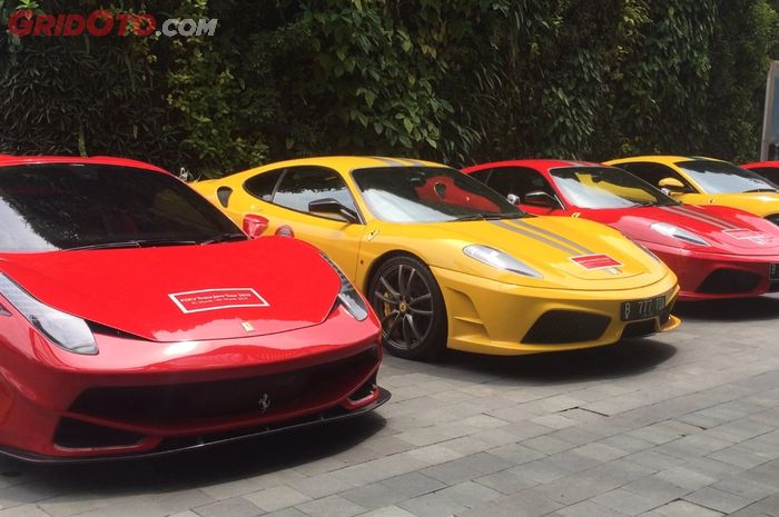 Mobil Ferrari yang terpakir di salah satu hotel Surabaya saat FOCI Trans Java Tour 2019.