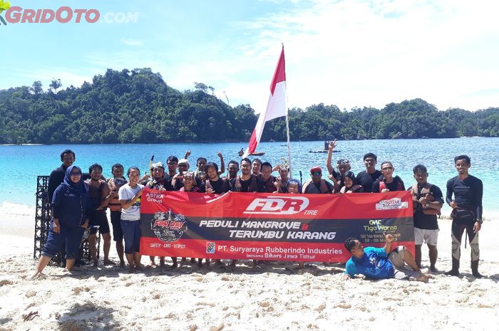FDR tanam bibit bakau dan terumbu karang di Pantai Tiga Warna, Malang, Jawa Timur (9/3/2019)