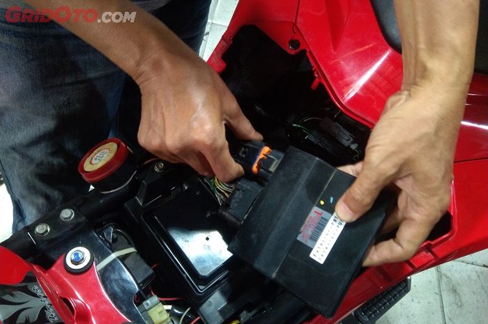 Reset ECU hanya mengosongkan memory yang tersimpan di ECU tanpa mengubah parameter penting lainnya.