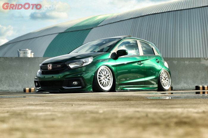 Honda Brio lawas tampil asik ngalagin versi terbarunya
