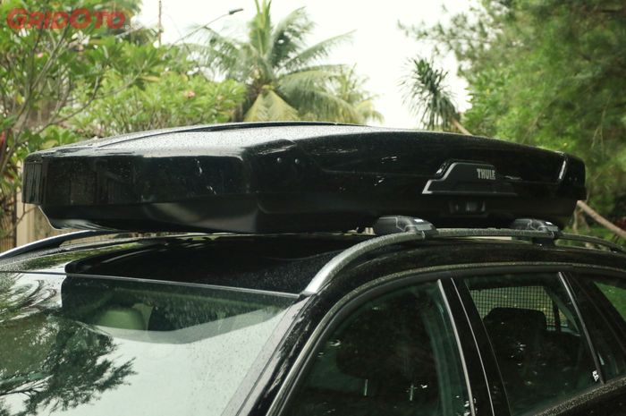 Roof box lansiran Thule dengan bentuk lebih pipih