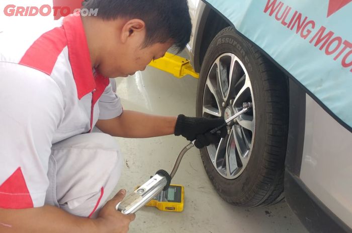 Alat canggih mengecek tekanan angin ban di bengkel resmi Wuling