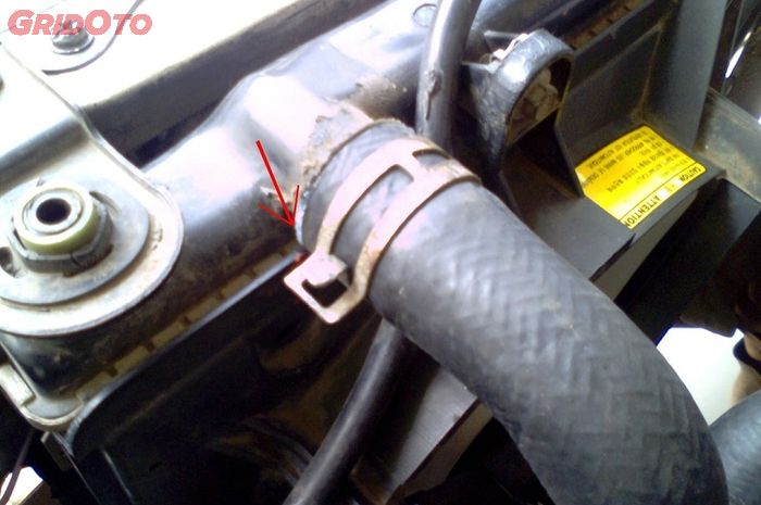 Perhatikan kondisi klem pada selang radiator yang rentan berkarat