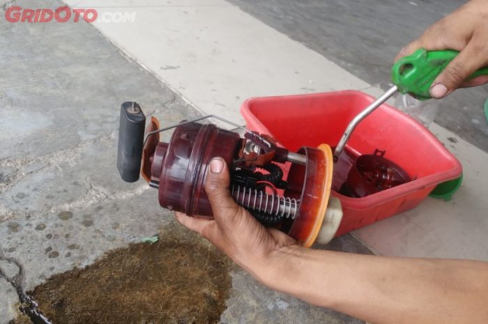 Pompa bensin bekerja lebih keras saat filter bensin cepat menumpuk kotoran akibat kualitas bahan bakar rendah.