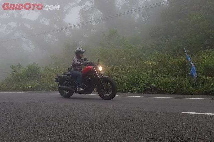 Menembus kabut di Tawangmangu dengan Honda Rebel 500