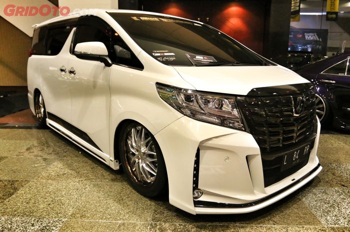 Toyota Alphard VIP pakai body kit agressif