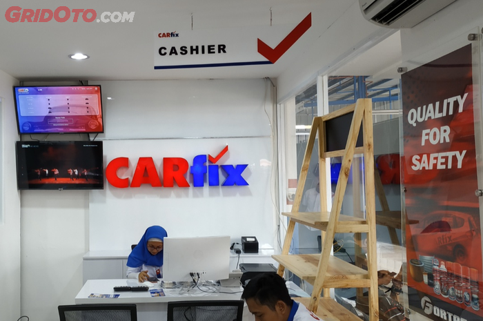 Suasana ruang tunggu dan tempat pembayaran di bengkel CARfix Pondok Indah, Jakarta Selatan.