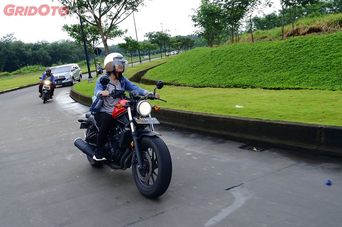 Cara belok motor cruiser macam Honda Rebel 500 enggak sama dengan motor sport biasa