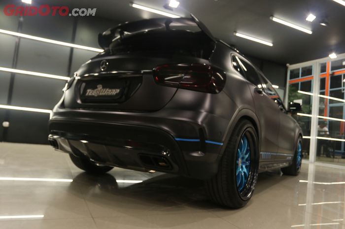 Mercedes-Benz GLA Limited Edition dengan wrapping sticker matte