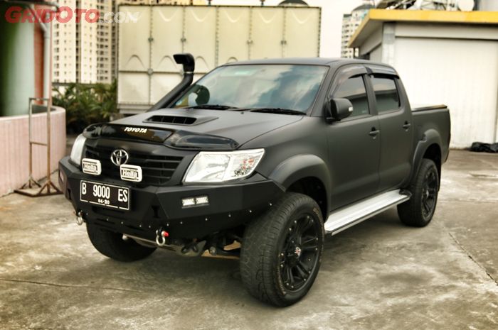 Toyotal Hilux 4x4 dibikin sangar full hitam