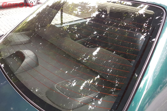 Defogger Belakang Membantu Menghilangkan Embun di Kaca Belakang Mobil
