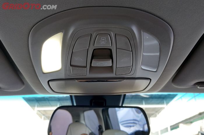Pengaturan lampu kabin depan serta sunroof di Cortez CT.